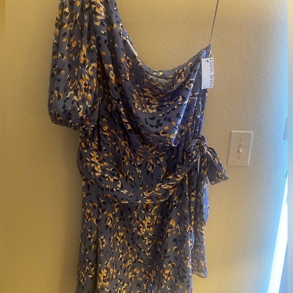 Nine West Blue/Pink Print -Asymmetrical neckline -One short -puff sleeve-2X - Picture 3 of 9